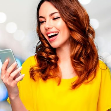 Cliente consultando pelo celular